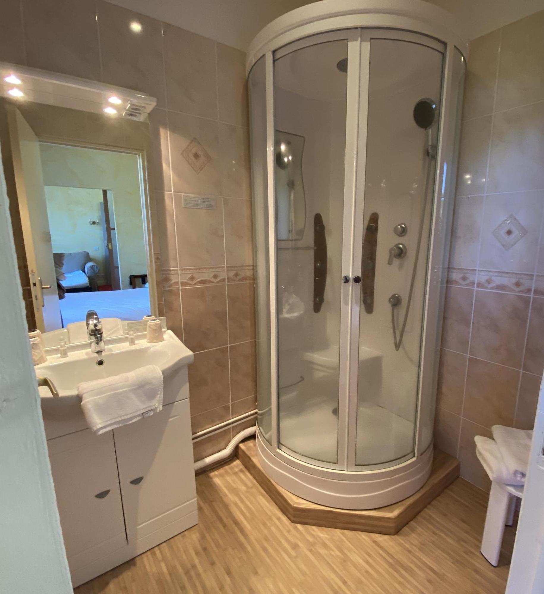 Hotel Beausejour Vic-sur-Cère 객실 사진